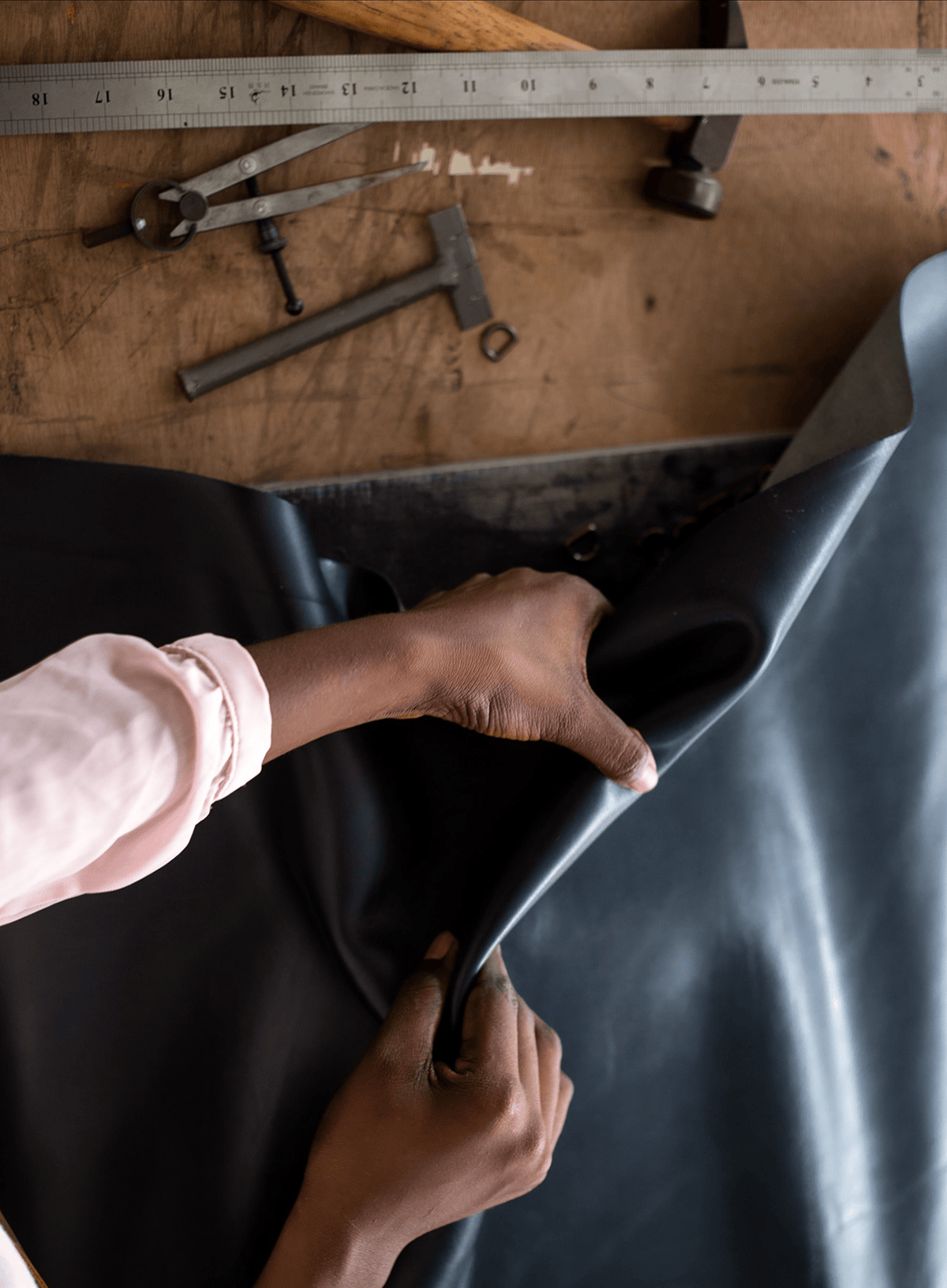 Black Saddle Shoulder Bag Bundle – Wristlet Wallet & Keychain Set