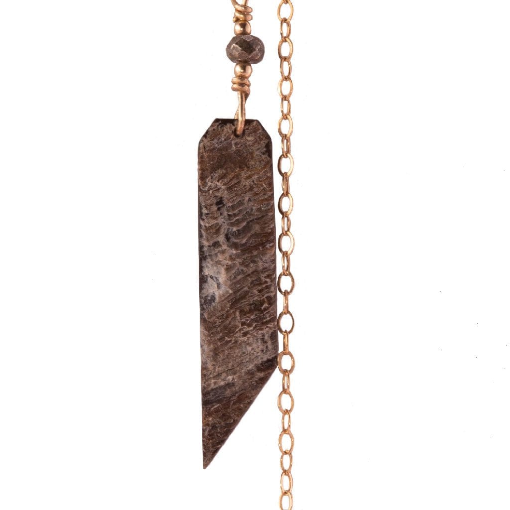 marcilia 18k gold long lariat close up.