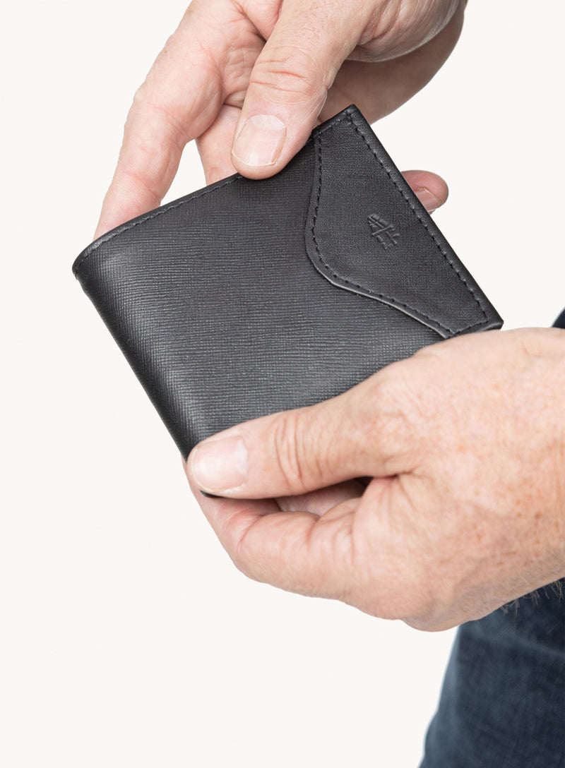 the hotgun wallet accessory for him in black detailed exterior model side-view.